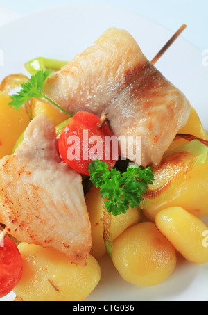 Fisch-Spieß und Kartoffeln - detail Stockfoto