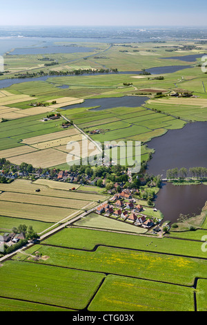 Den Niederlanden Zuiderwoude. Luft. Blick auf Dorf und Polder Landschaft. Stockfoto