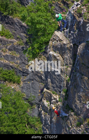 Bergsteiger auf einer Felswand in der Avon-Schlucht. Die gegenseitige Abhängigkeit der Teilnehmer an dieser gefährlichen Zeitvertreib ist selbstverständlich Stockfoto