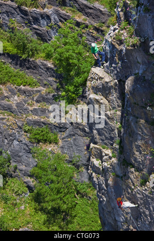 Bergsteiger auf einer Felswand in der Avon-Schlucht. Die gegenseitige Abhängigkeit der Teilnehmer an dieser gefährlichen Zeitvertreib ist selbstverständlich Stockfoto