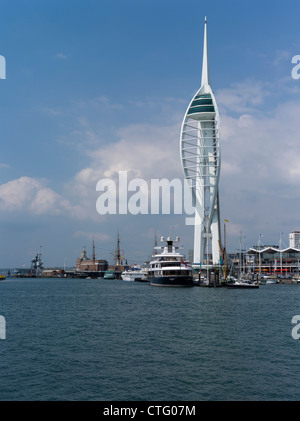 dh Portsmouth harbour PORTSMOUTH HAMPSHIRE Millennium Spinnaker Tower Gunwharf Quays Ufer Boote Stockfoto