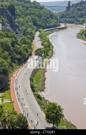 Radfahrer sind nur zu sehen auf der belebten A4-Route durch die Avon-Schlucht in Bristol an einem Tag, die für Kraftfahrzeuge der Zugriff verweigert wurde Stockfoto