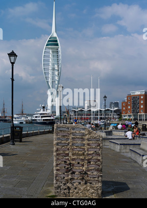 dh Old Portsmouth PORTSMOUTH HAMPSHIRE Memorial Bad quadratische Portsmouth Punkt Halbinsel Millennium Spinnaker Tower Stockfoto