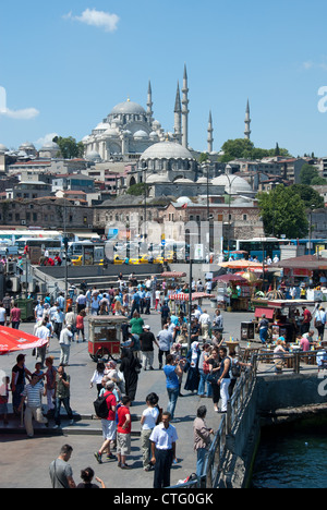 ISTANBUL, TÜRKEI. Ein Blick auf das Goldene Horn Waterfront in Eminönü, mit Rustem Pasa und Süleymaniye Moscheen hinter. 2012. Stockfoto