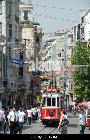 ISTANBUL, TÜRKEI. Ein Blick entlang der Einkaufsstraße Istiklal Caddesi im Stadtteil Beyoglu der Stadt. 2012. Stockfoto