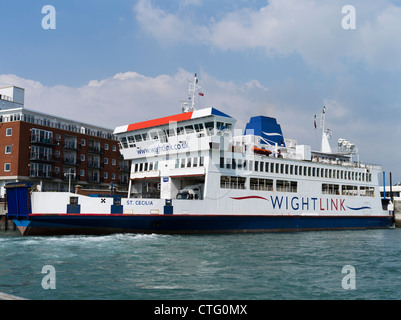 dh Old Portsmouth PORTSMOUTH HAMPSHIRE Wightlink-Fähre St Cecilia neben Kai Portsmouth Hafen uk Hafen PKW-Terminal Stockfoto