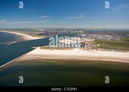 Die Niederlande, IJmuiden, Antenne, Eingang des Nordseekanals. Strand. Stockfoto