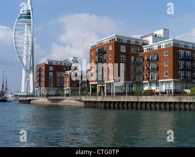 dh Millennium Spinnaker Tower PORTSMOUTH HAMPSHIRE Moderne Wohnungen britische Architektur Hafenhäuser england Luxus-Gehäuse Wohnungen Haus außen Stockfoto