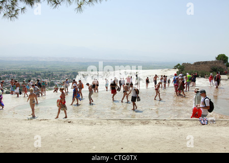 Menschen zu Fuß auf den Terrassen am Pammukkale in der Türkei Stockfoto