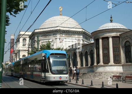 ISTANBUL, TÜRKEI. Einer modernen Straßenbahn Divan Yolu Caddesi in Cemberlitas Bezirk das Grabmal von Sultan Mahmut II weitergeben. 2012. Stockfoto