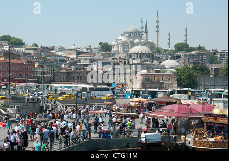 ISTANBUL, TÜRKEI. Eine geschäftige Szene auf Eminonu Wasser, mit der Süleymaniye und Rustem Pasa Moschee hinter. 2012. Stockfoto