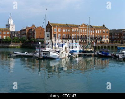 dh Old Portsmouth PORTSMOUTH HAMPSHIRE Moderne Wohnungen am Wasser Yachten und Boote Marina Anlegestellen Portsmouth Hafenstadt in großbritannien Stockfoto