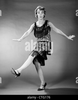 1960ER JAHREN FRAU IN FLAPPER KOSTÜM TANZEN Stockfoto