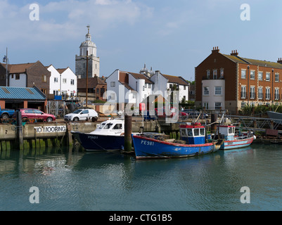 Dh Portsmouth Portsmouth HAMPSHIRE Fischerboote Kai Portsmouth Harbour Sturz docks England Großbritannien Stockfoto