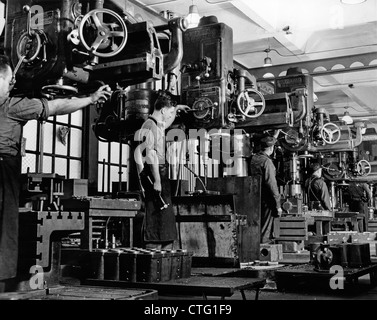 1940S 1950S MÄNNER ARBEITEN AN FRÄSMASCHINEN INDOOR Stockfoto