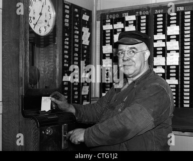 1930ER JAHRE ÄLTERE FABRIKARBEITER IN OVERALLS RAUCHT PFEIFE STANZEN ZEITKARTE Stockfoto