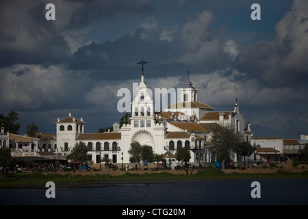 Unsere Liebe Frau von Rocio Heiligtum, Almonte, Provinz Huelva, Andalusien, Spanien im Donana Nationalpark. Stockfoto