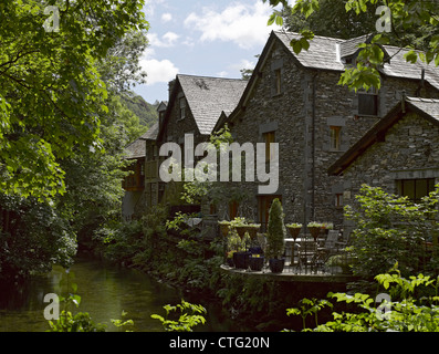 Häuser am Fluss Rothay im Sommer Grasmere Cumbria England Großbritannien GB Großbritannien Stockfoto