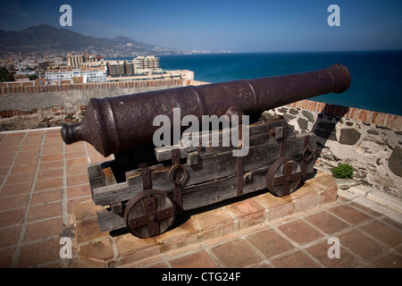 Eine alte Kanone erscheint in Burg Sohail, Fuengirola, Malaga Provinz, Andalusien, Spanien, 18. Mai 2012. Stockfoto