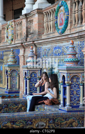 Spanien, Andalusien, Sevilla, Plaza de Espana, Azulejo, keramische Fliesenbilder, Menschen, Stockfoto
