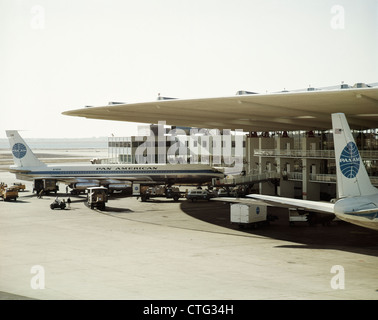 1960ER JAHRE BLICK AUF PAN AMERICAN INTERNATIONAL TERMINAL UND FLUGZEUGEN REISEN URLAUB BUSINESS Stockfoto
