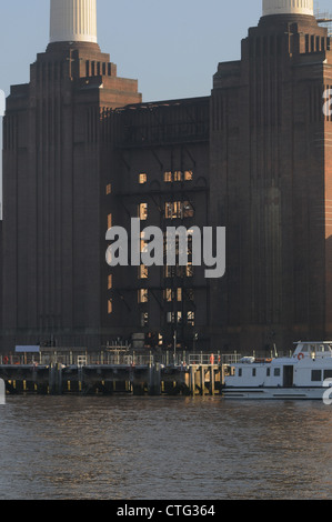 Battersea Power Station, aufgeführt im vier-Tower Londoner Wahrzeichen, die Stromerzeugung im Jahr 1983. Stockfoto