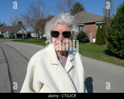 Eine unabhängige aktive 97 jährige Frau vor ihrem Haus in einer Straße in Foxboro grün Baden Ontario Kanada KATHY DEWITT Stockfoto