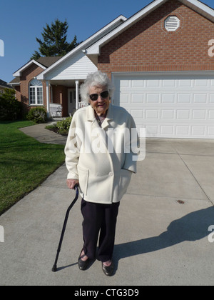 Eine aktive unabhängige 97 jährige Frau vor ihrem Haus in Foxboro grün Erwachsenen Lifestyle Community Ontario Kanada KATHY DEWITT Stockfoto