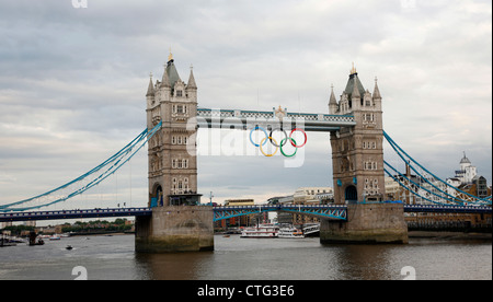 2012 London Olympischen Ringe auf Tower Bridge. [Nur zur redaktionellen Verwendung] Stockfoto