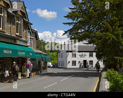 Crown Inn Village Pub und Geschäfte Geschäfte im Sommer Coniston Cumbria England Vereinigtes Königreich GB Großbritannien Stockfoto