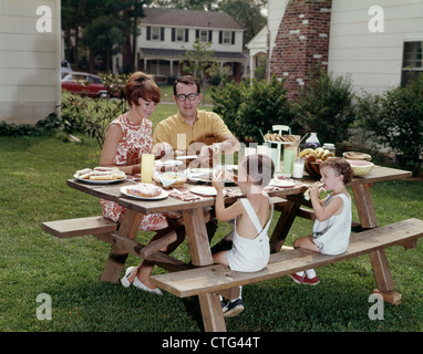 1960ER JAHRE FAMILIE VON VIER AT-HINTERHOF-PICKNICK-TISCH Stockfoto