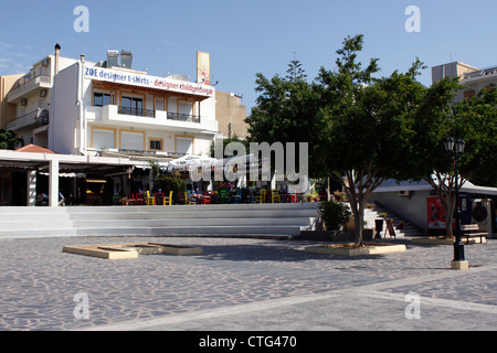 WATERFRONT RESTAURANT IN AGIOS NIKOLAOS AUF DER GRIECHISCHEN INSEL KRETA. EUROPA Stockfoto