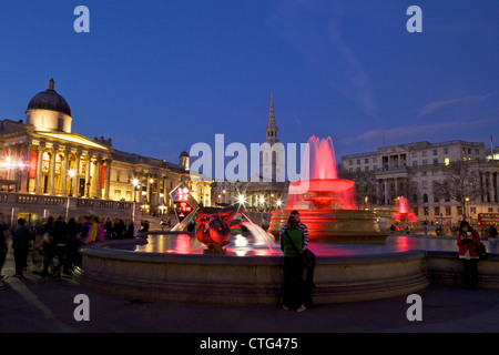 Trafalgar Square in der Abenddämmerung mit St. Martin in die Felder und die National Gallery, London, England, Vereinigtes Königreich, Vereinigtes Königreich Stockfoto
