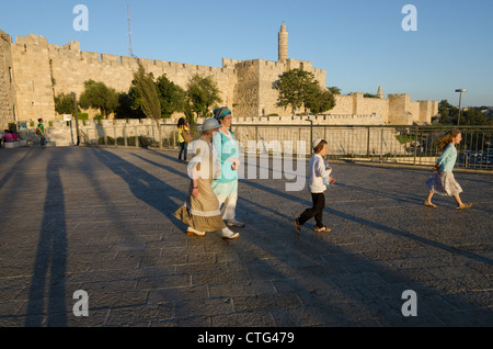 Zitadelle von David und die Stadtmauern von Jaffa-Tor gesehen. Altstadt von Jerusalem. Israel. Stockfoto