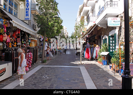 DAS ZENTRUM VON AGIOS NIKOLAOS AUF DER GRIECHISCHEN INSEL KRETA. EUROPA Stockfoto