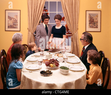 1970ER JAHREN FAMILIENESSEN Stockfoto