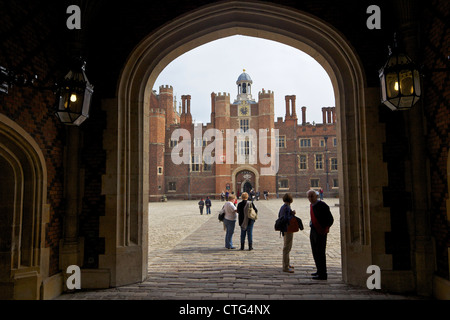 Großen Gatehouse Eingang zur Basis Gericht, Hampton Court Palace, London, Surrey, England, UK, Deutschland, GB, Großbritannien, Br Stockfoto