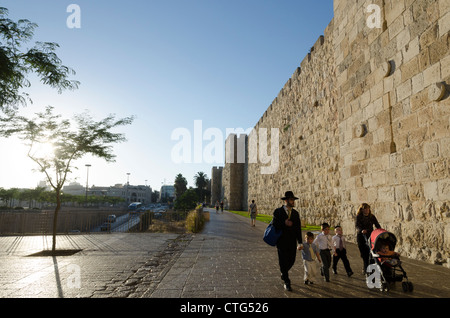 Jüdisch-orthodoxen Familie zu Fuß entlang der Stadtmauer in Jaffa aß. Altstadt von Jerusalem. Israel. Stockfoto