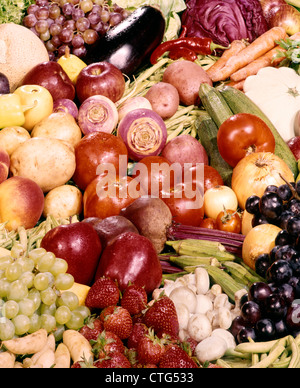 1970ER JAHREN ANZEIGE VON FRISCHWAREN OBST GEMÜSE TRAUBEN ERDBEEREN TOMATEN KARTOFFELN Stockfoto