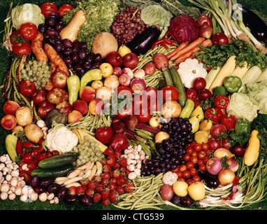 1970ER JAHREN GESAMTMUSTER VON FRISCHEM OBST UND GEMÜSE Stockfoto