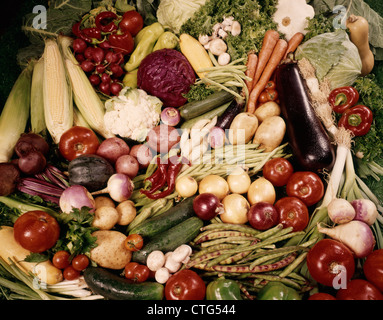 1970ER JAHREN GESAMTMUSTER VON OBST UND GEMÜSE Stockfoto