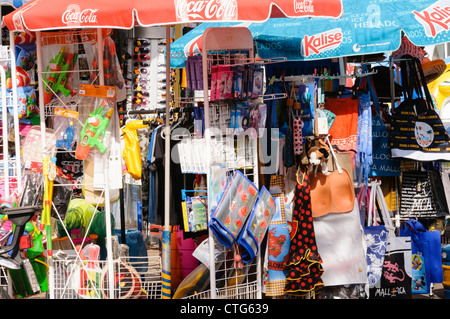 Tourist Shop von einem Strand, Verkauf Handtücher für den Strand, Spielwaren etc.. Stockfoto