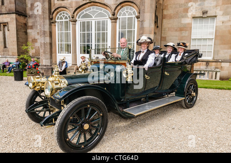 Vier Damen gekleidet in historischen Kostümen der 1920er Jahre sitzen in einem Rolls Royce Silver Ghost, mit chauffeur Stockfoto