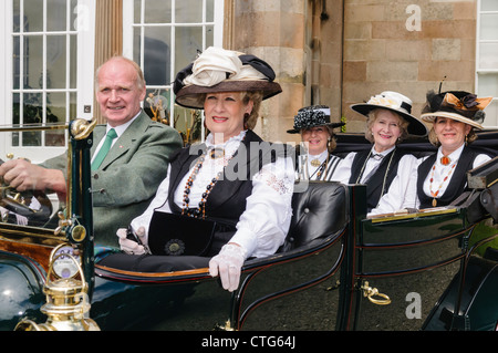 Vier Damen gekleidet in historischen Kostümen der 1920er Jahre sitzen in einem Rolls Royce Silver Ghost, mit chauffeur Stockfoto