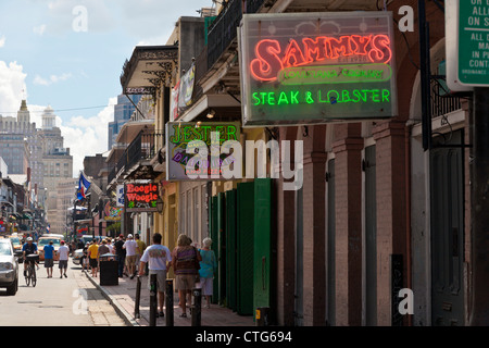 Leuchtreklamen werben, Restaurants und Bars entlang der Bourbon Street im French Quarter von New Orleans, LA Stockfoto