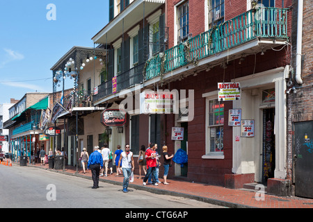 Touristen auf der Bourbon Street im French Quarter von New Orleans, LA Stockfoto