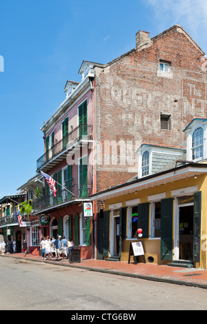 Alte bemalte Schild an Backsteingebäude auf der Bourbon Street im French Quarter von New Orleans, LA Stockfoto