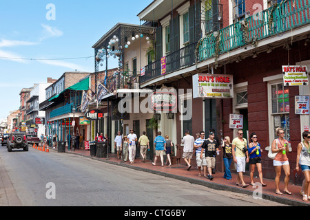 Touristen auf der Bourbon Street im French Quarter von New Orleans, LA Stockfoto