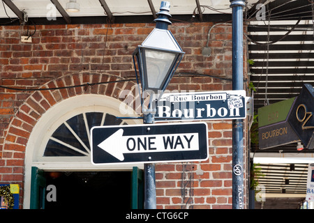 Laternenpfahl und Straßenschild auf der Bourbon Street im French Quarter von New Orleans, LA Stockfoto