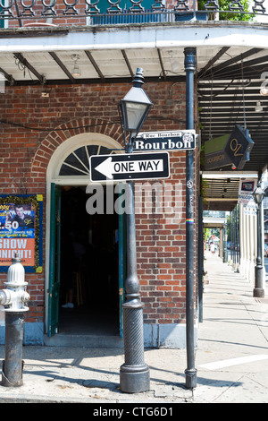 Laternenpfahl und Straßenschild auf der Bourbon Street im French Quarter von New Orleans, LA Stockfoto